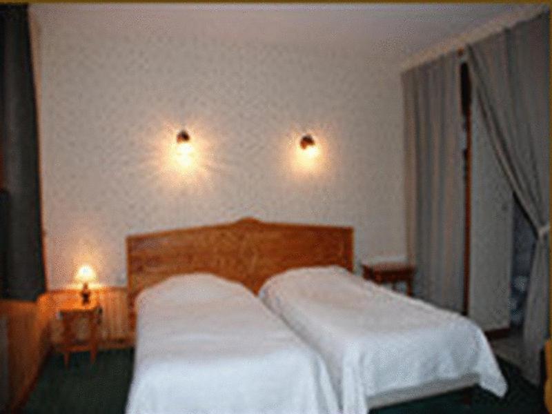 Logis - Auberge Du Colombier Guînes المظهر الخارجي الصورة